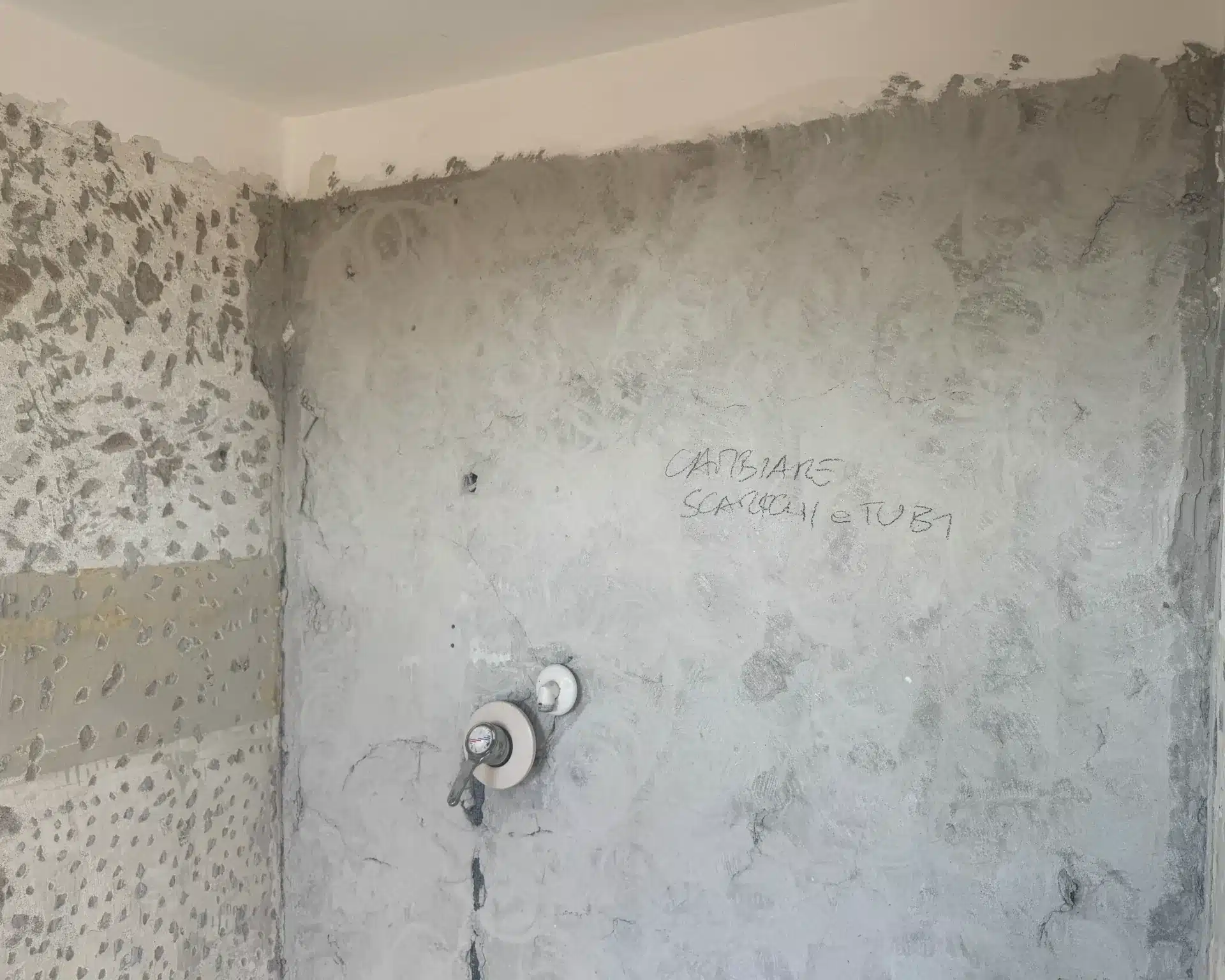 Bagno durante la ristrutturazione, con pareti rasate e nuovi attacchi idraulici