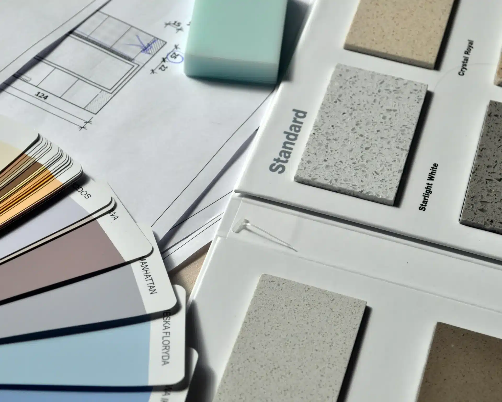 Campioni di colori e finiture per pareti e microcemento
