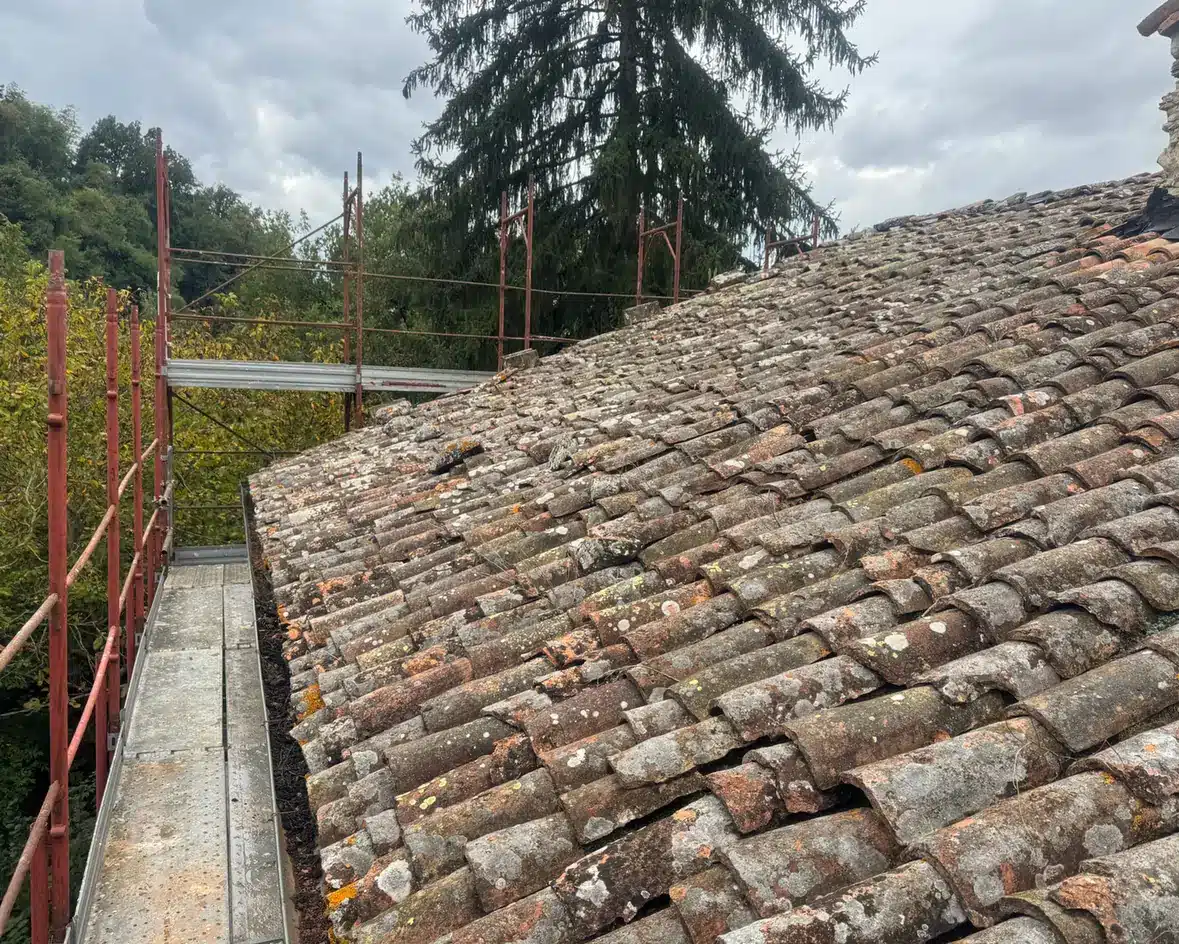 Copertura in coppi con ponteggio perimetrale durante i lavori