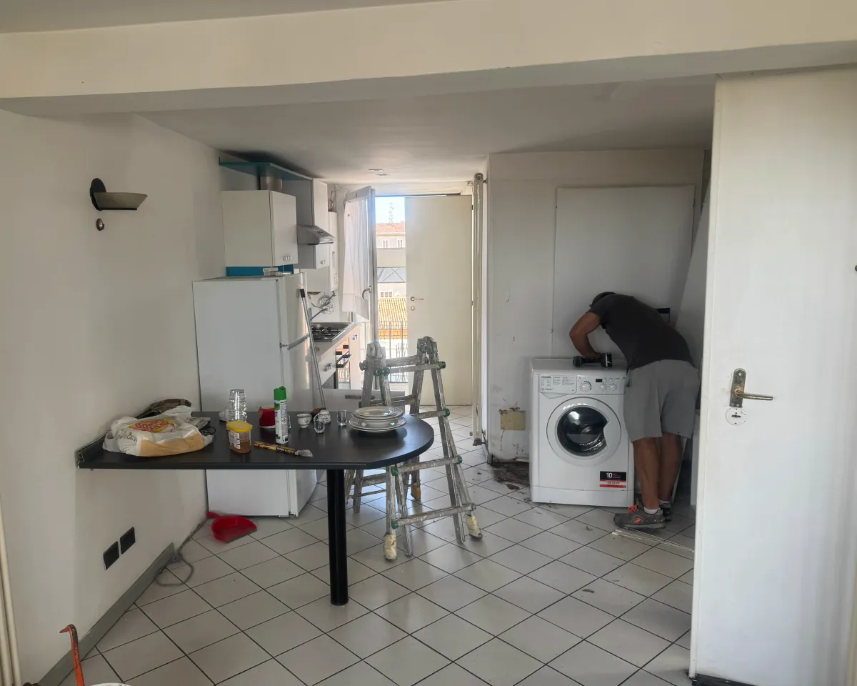 Cucina di un appartamento a Ferrara prima della ristrutturazione