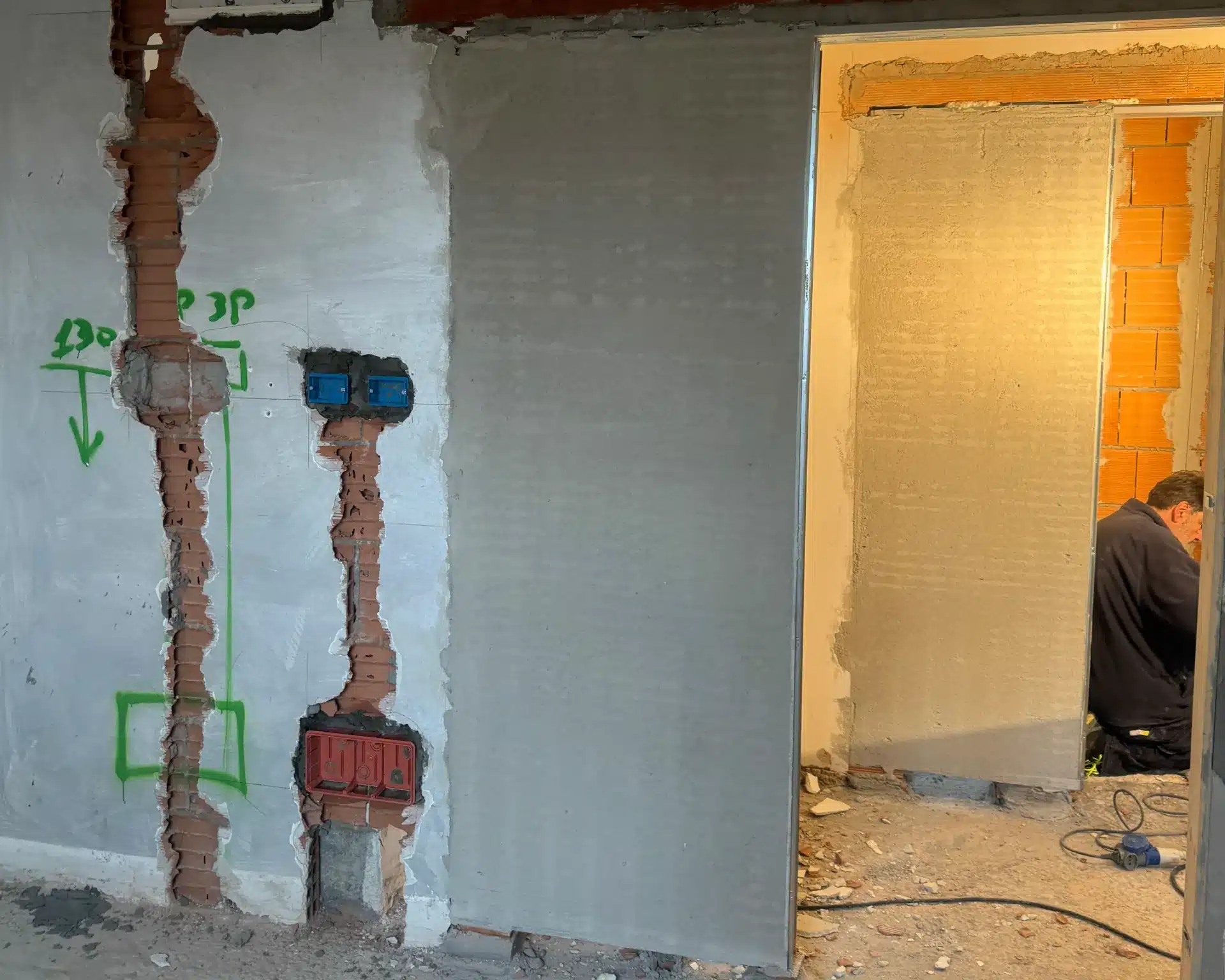Parete con impianti predisposti e architrave pronta per rasatura e finitura