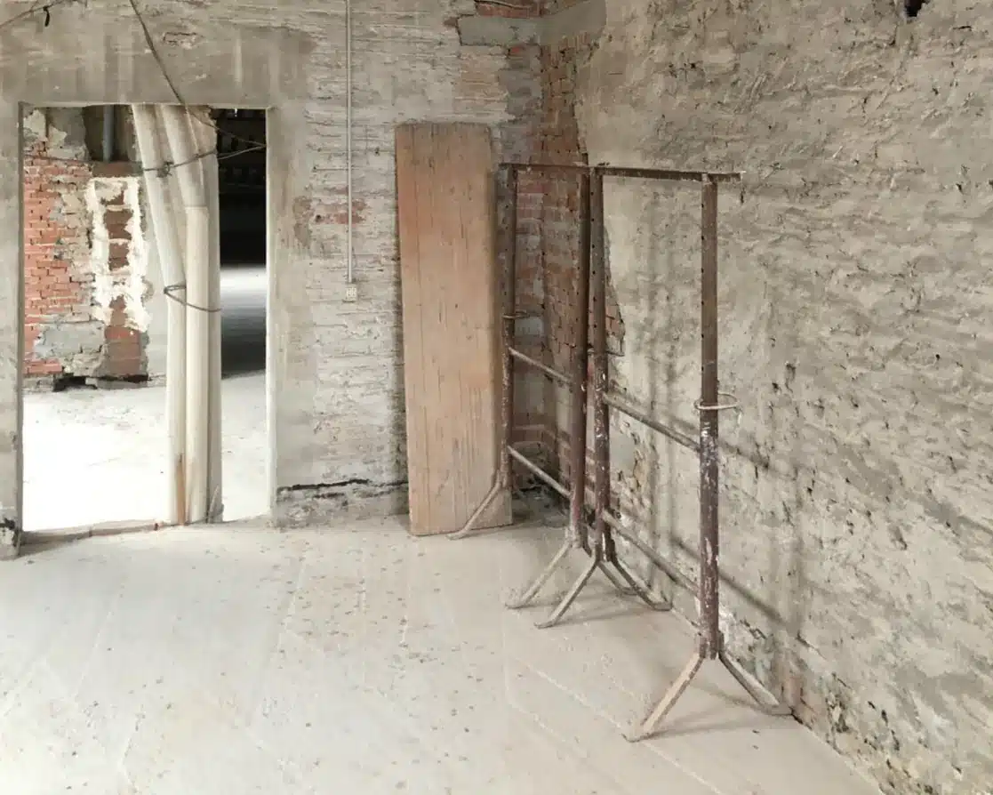 Muratura storica in mattoni e pietra durante il restauro conservativo