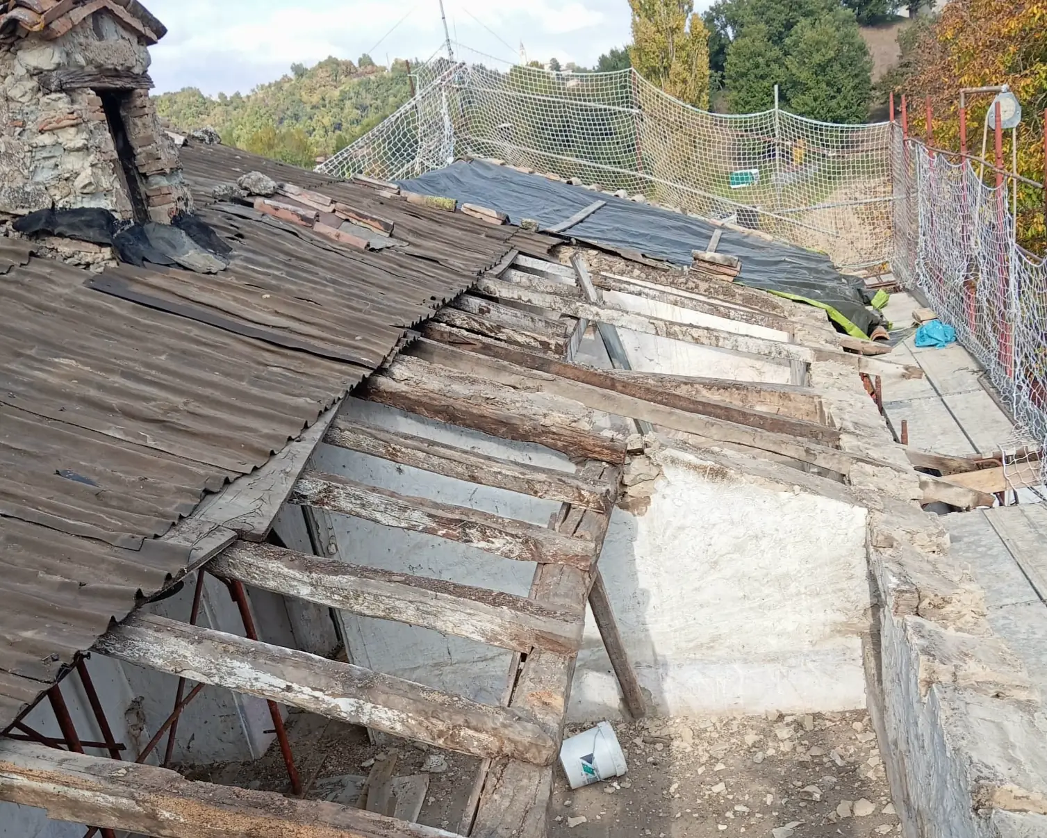 Copertura con travi in legno durante lo smontaggio per il consolidamento