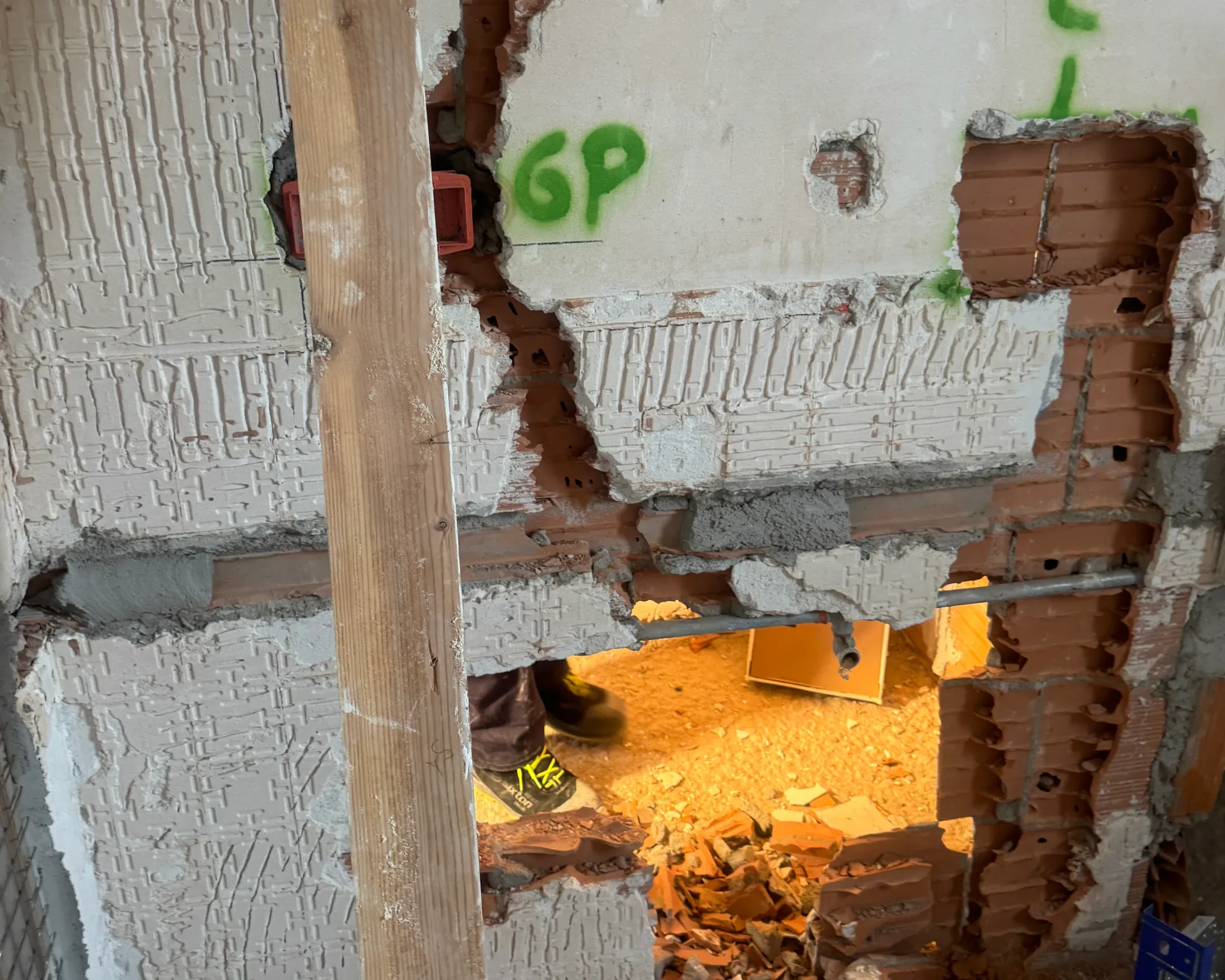 Tracce per nuovi impianti su parete in laterizio prima delle finiture